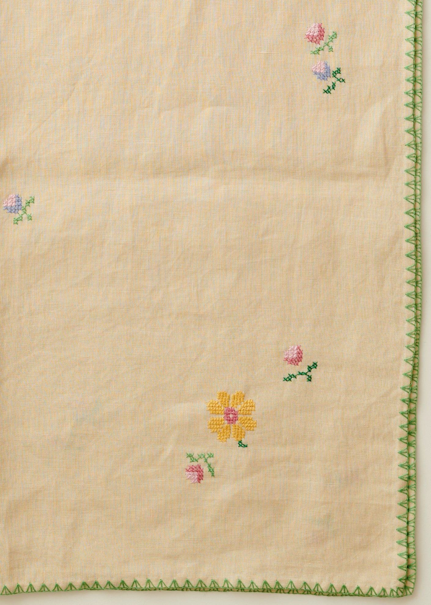 LINEN EMBROIDERED TABLE CLOTH - FLORAL